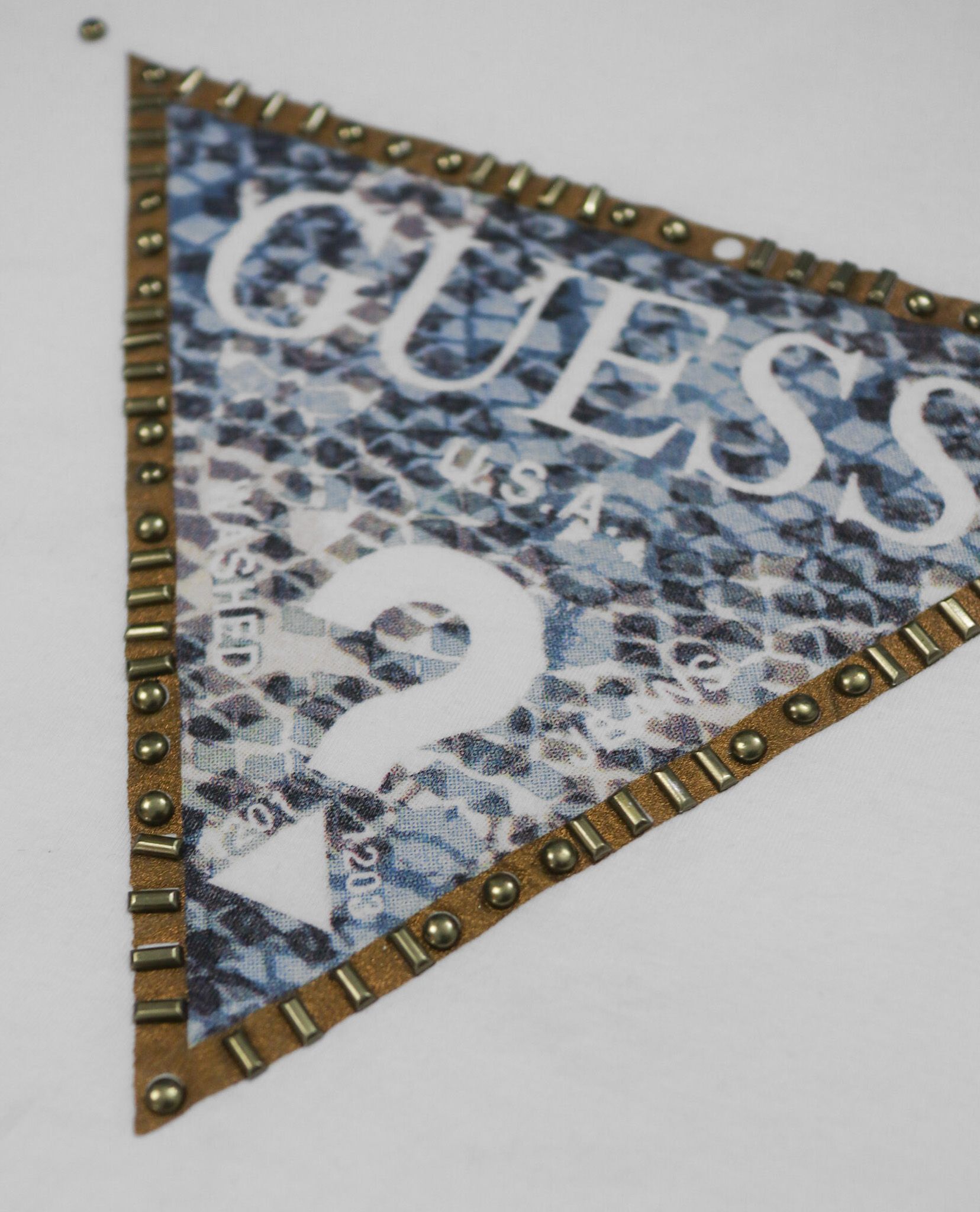 02.21.23 - VTG T-SHIRT - GUESS