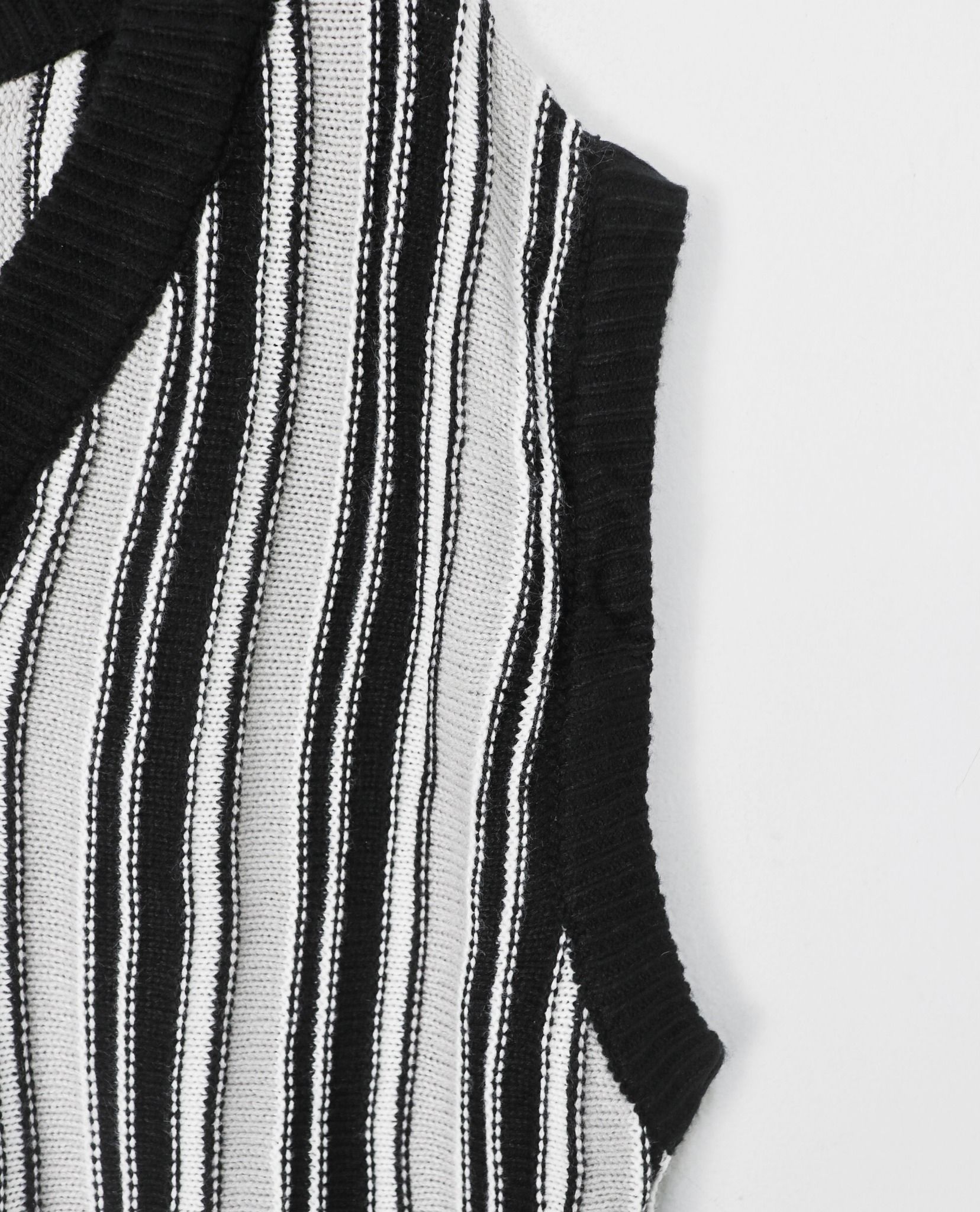 12.06.22 - VTG KNIT VEST - SUREVE