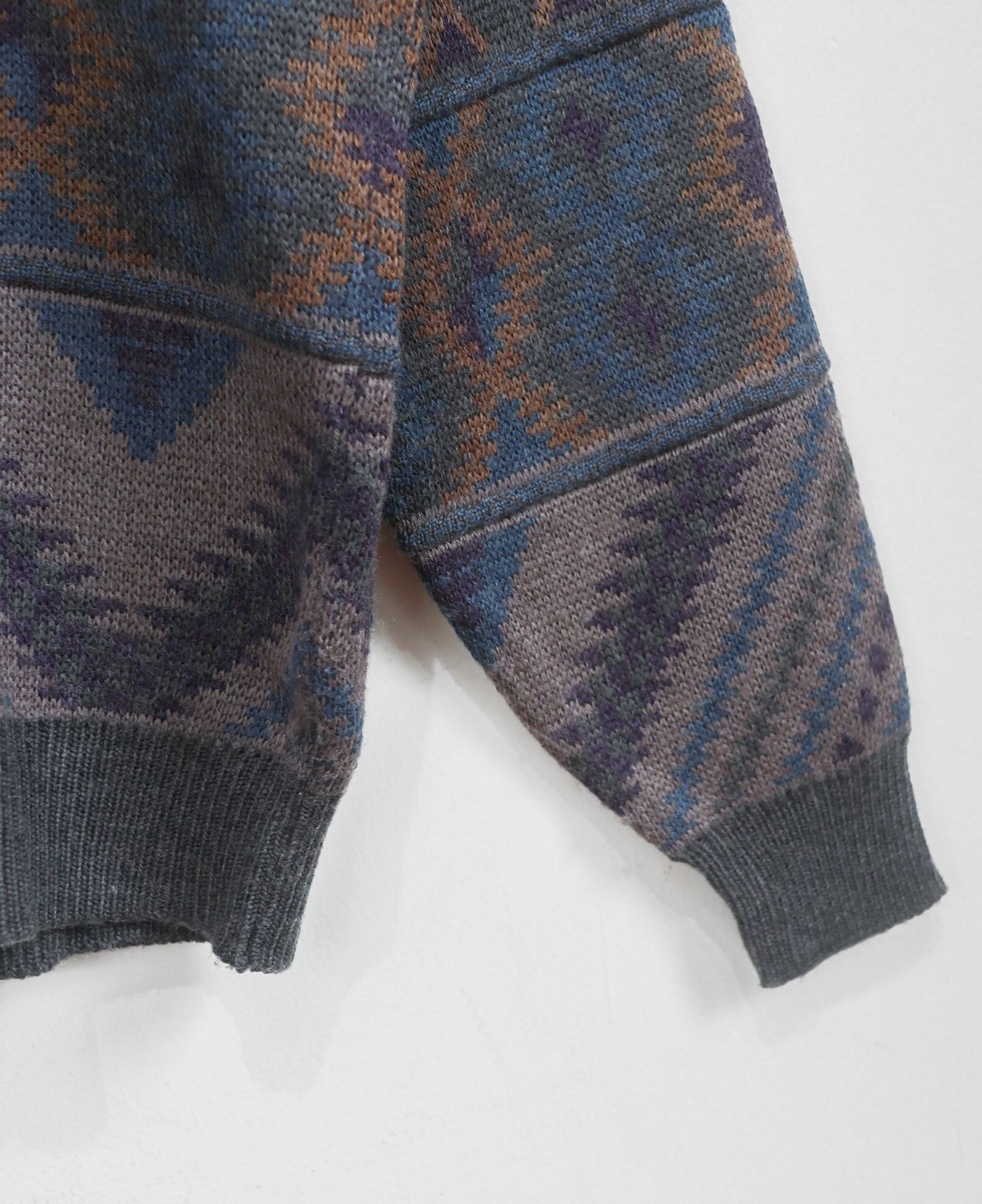 12.17.23 - VTG KNIT SWEATSHIRT - CROSSKEYS