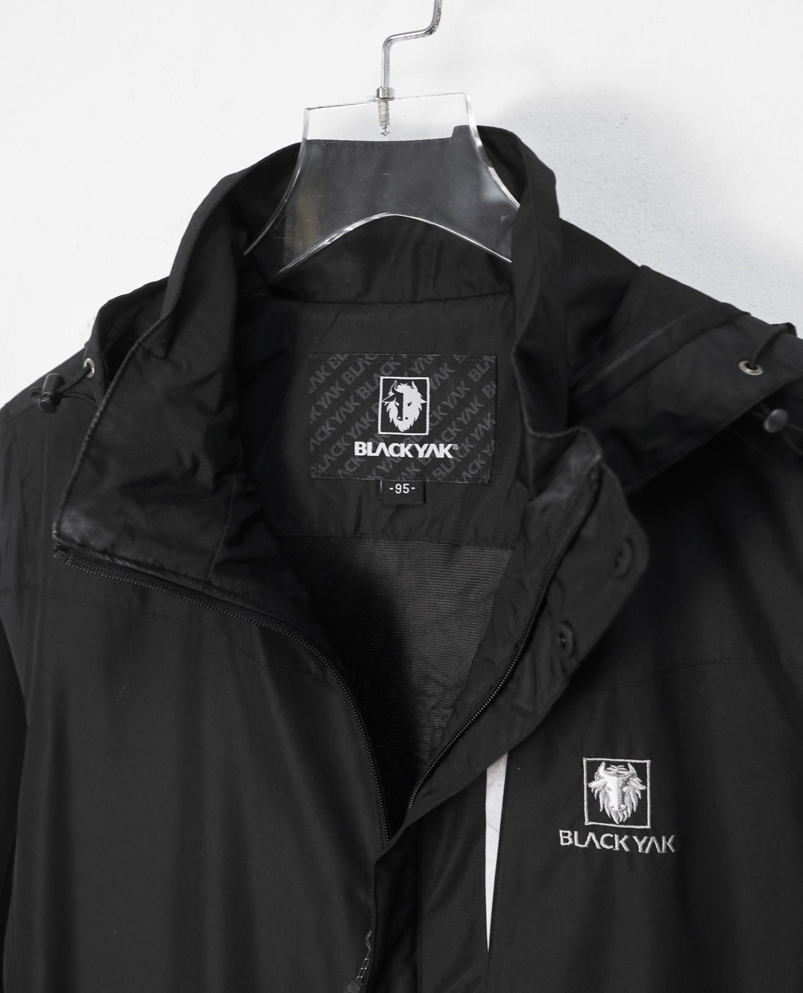 12.11.22 - VTG WINDBREAKER JACKET - BLACK YAK