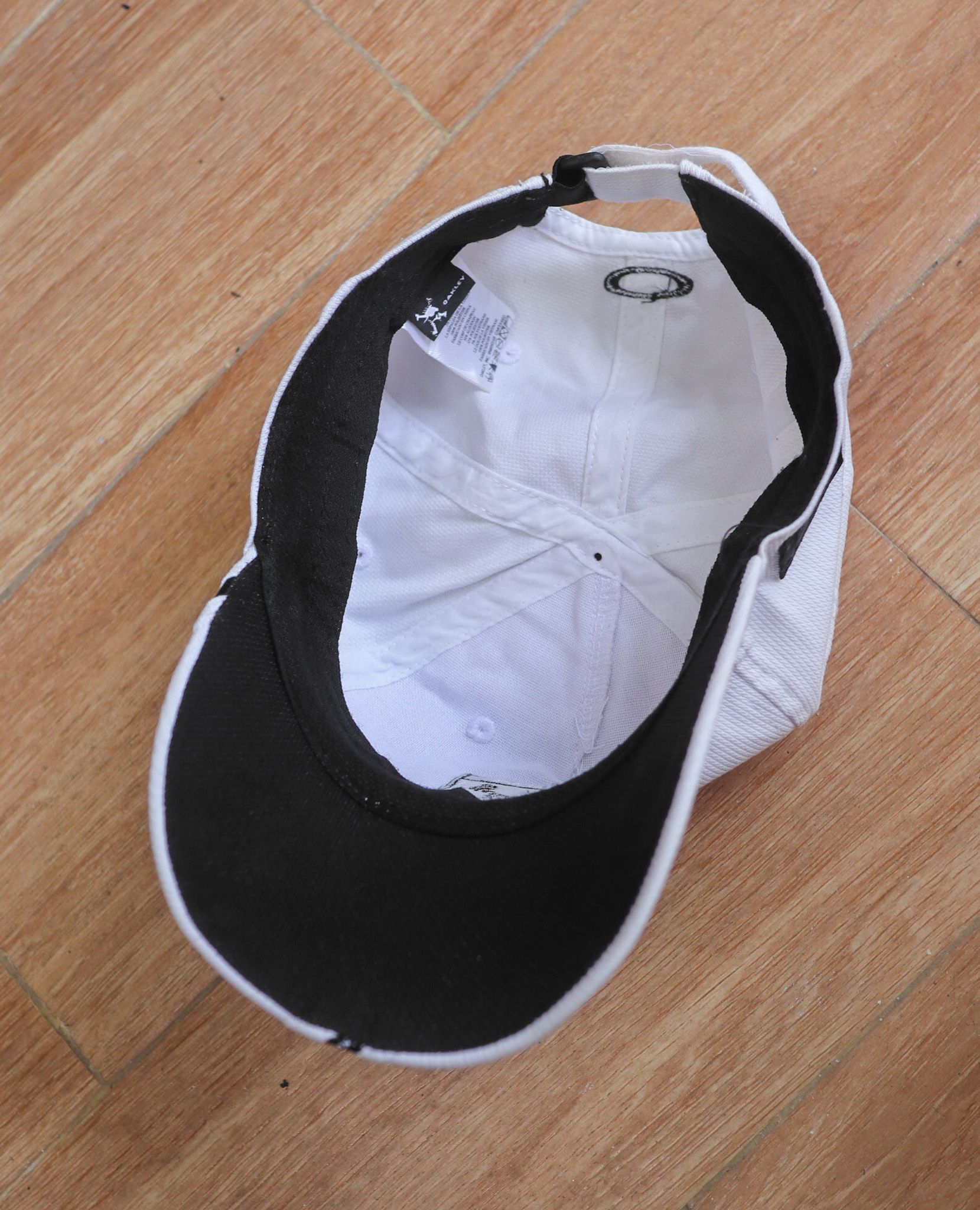 08.05.23 - VTG HEADWEAR - OAKLEY