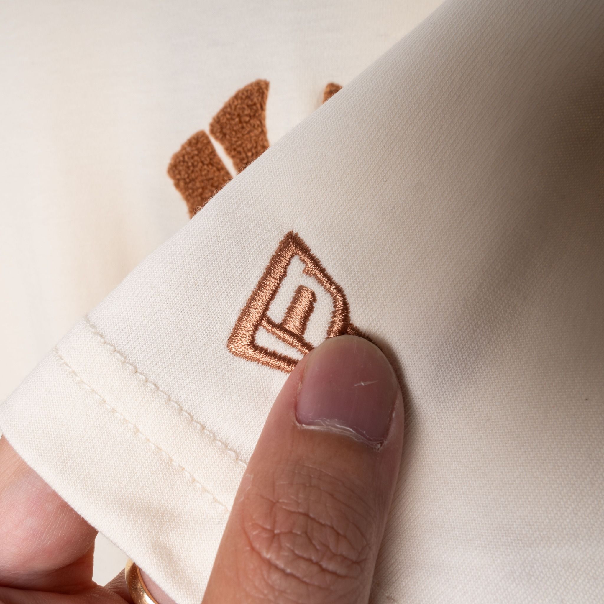 Tee NEW.ERA Logo NY Thêu Xù