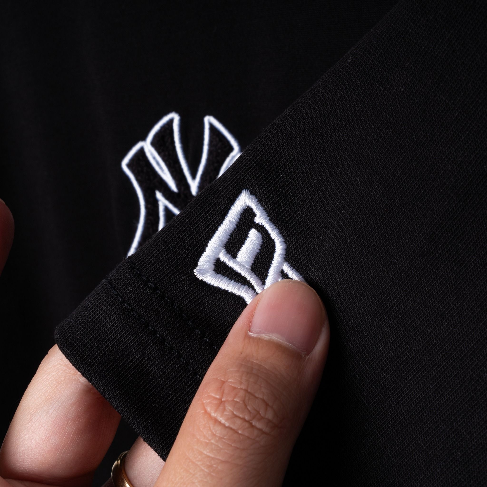 Tee NEW ERA Logo NY Thêu Xù