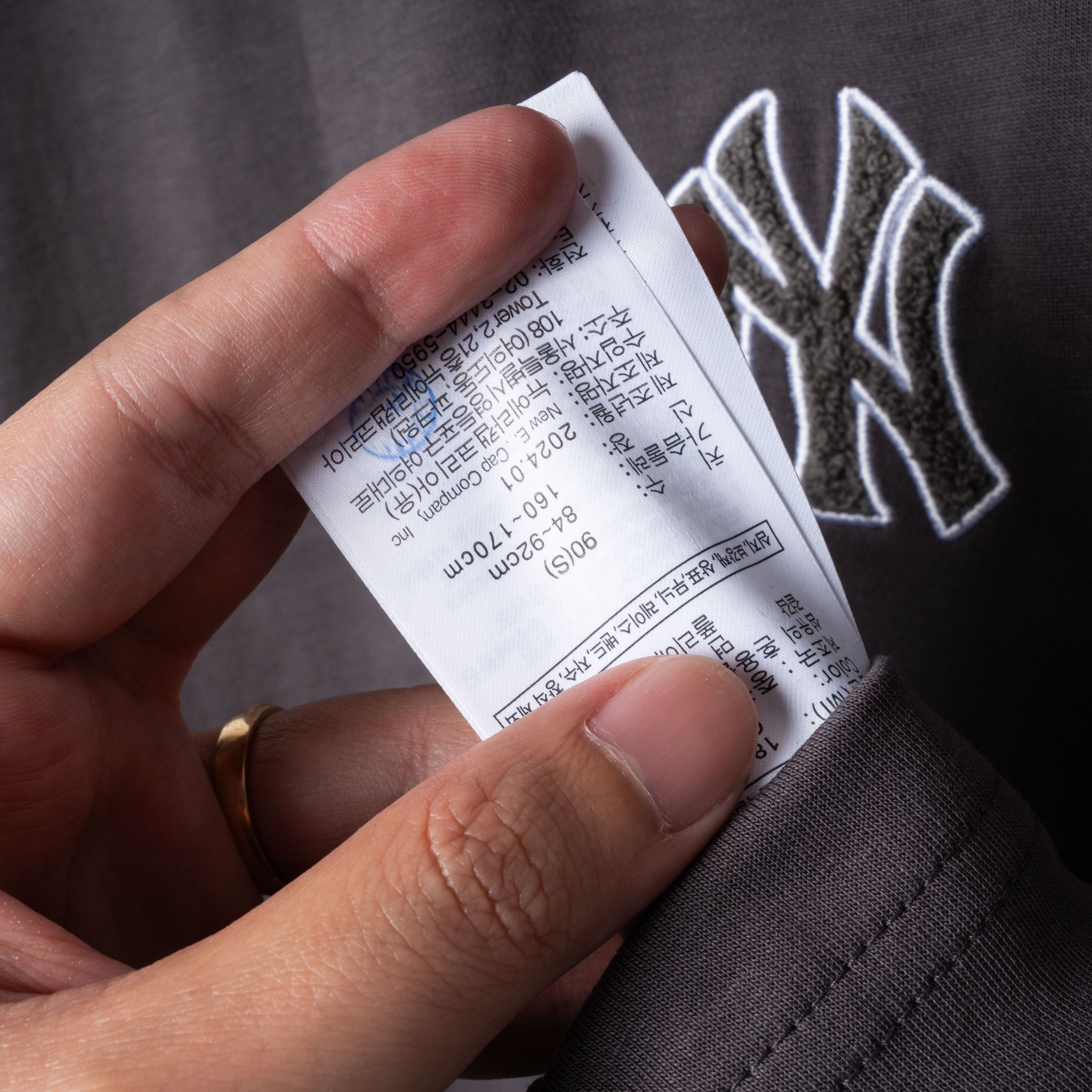 Tee NEW ERA Logo NY Thêu Xù