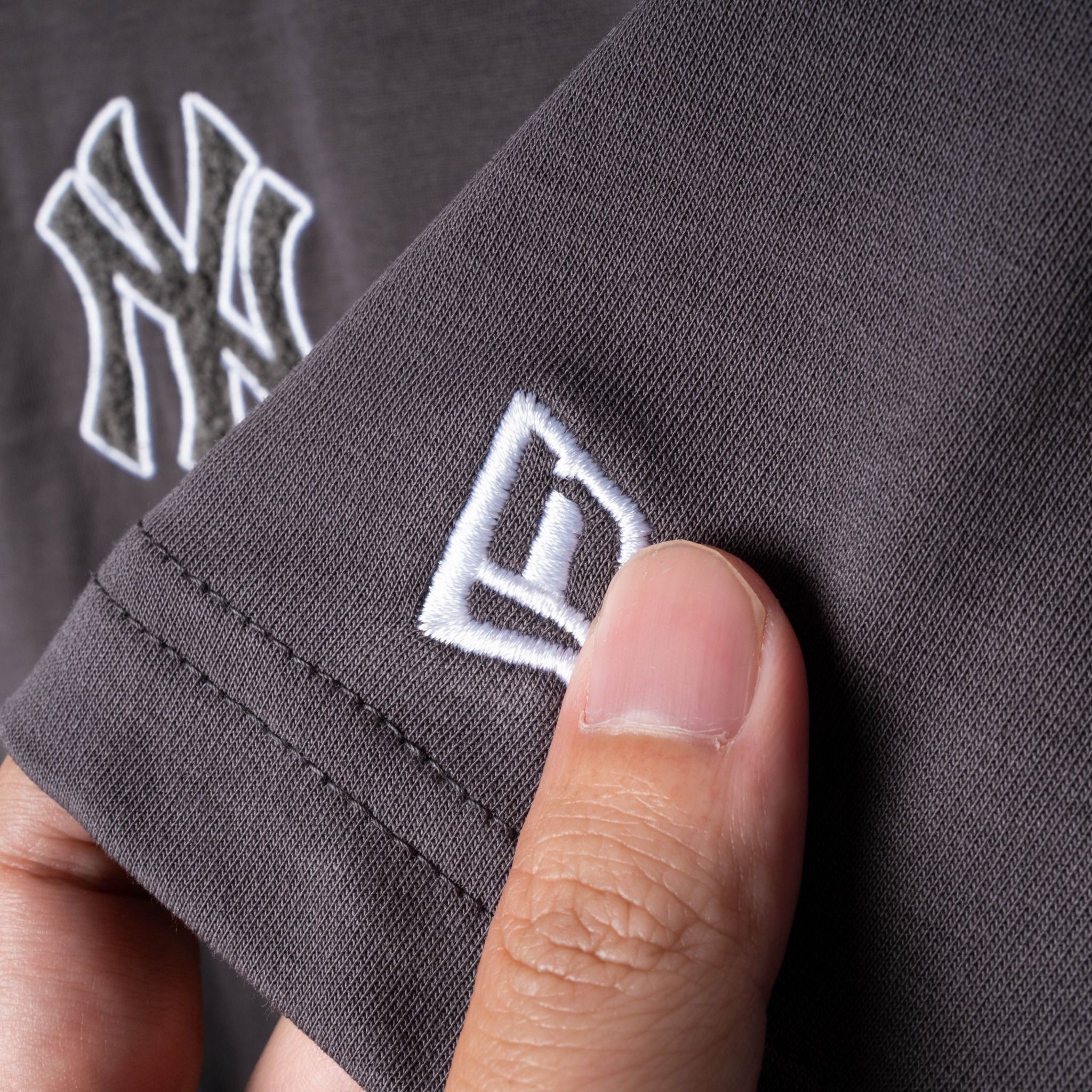 Tee NEW ERA Logo NY Thêu Xù