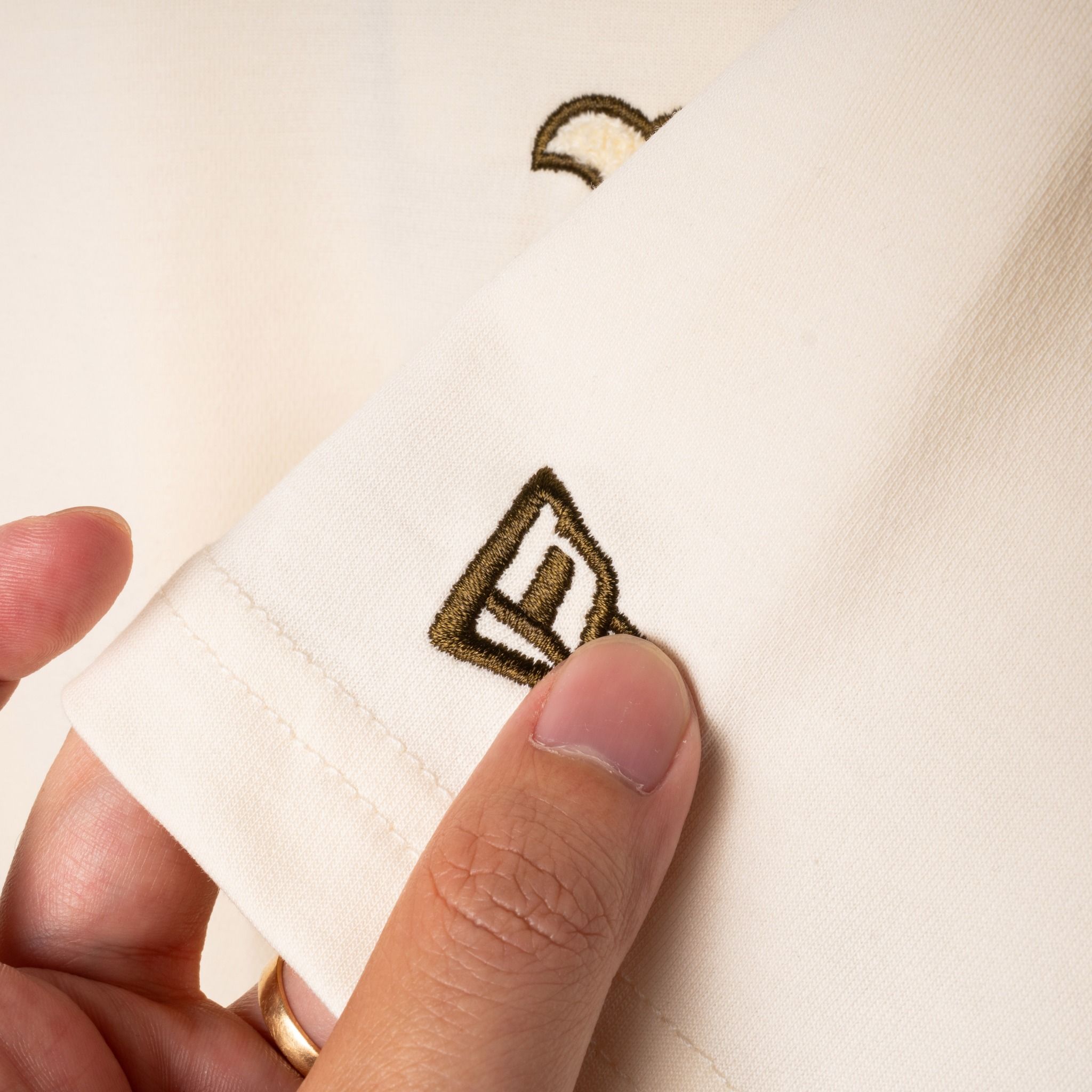 Tee NEW.ERA Logo B Thêu Xù