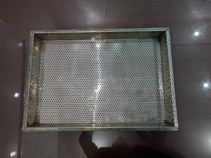 Khay lỗ sắt dùng cho Tủ sấy 59x42x6cm