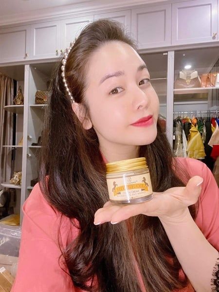 Kem dưỡng chiết xuất Dầu Ngựa Horse Oil Facial Cream Laura Sunshine Nhật Kim Anh 70gr