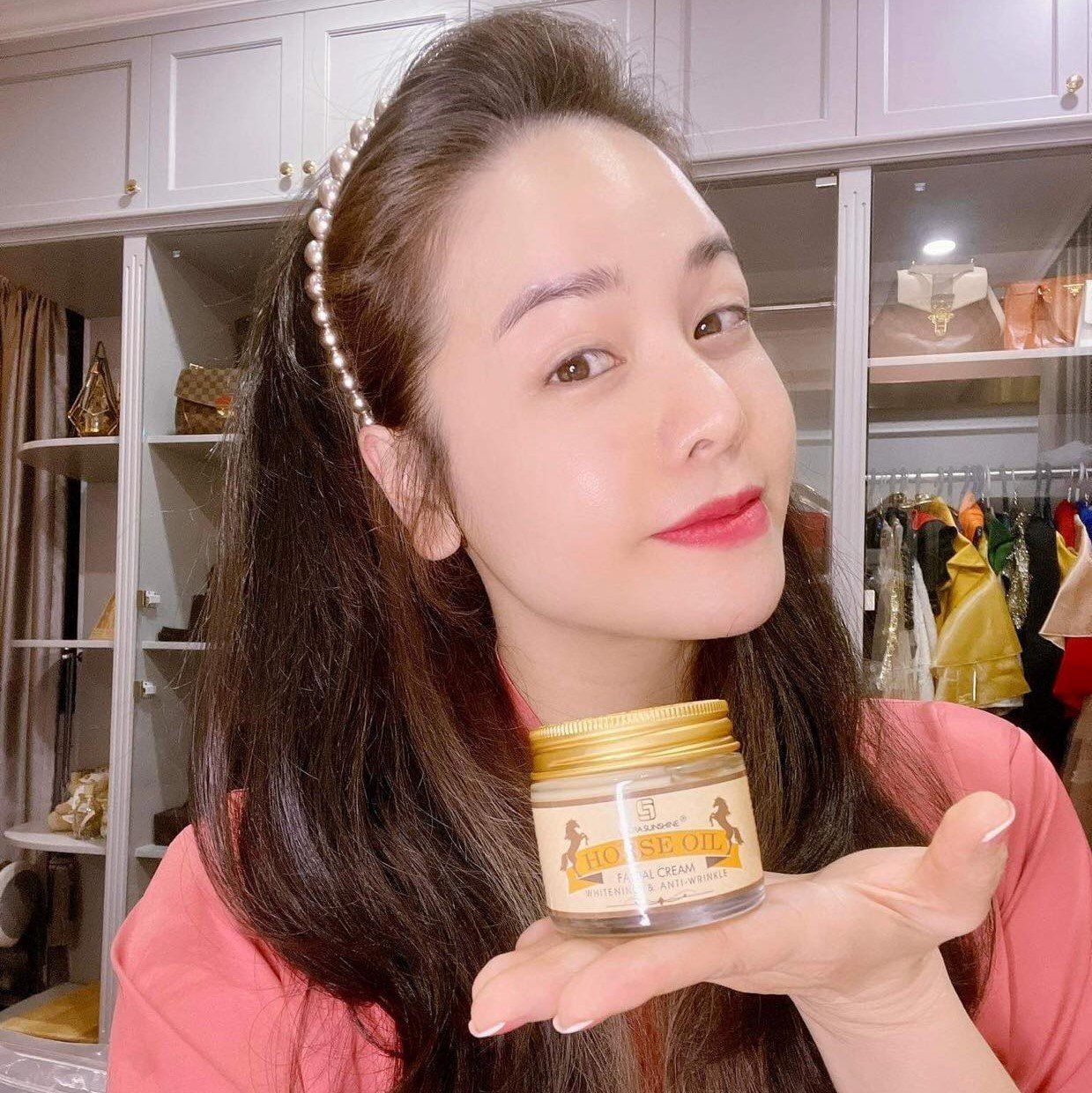 Kem dưỡng chiết xuất Dầu Ngựa Horse Oil Facial Cream Laura Sunshine Nhật Kim Anh 70gr