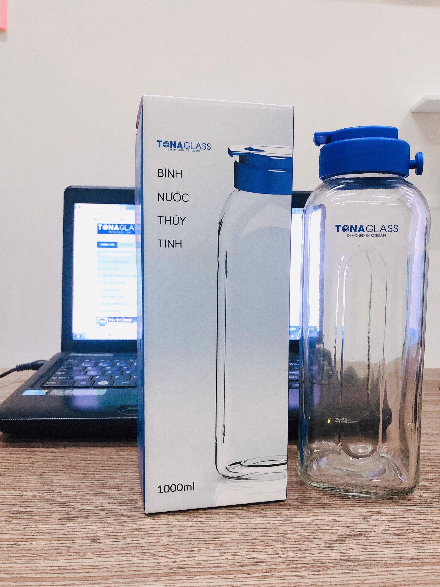 Bình nước thủy tinh Tonaglass dung tích 1000ml nắp nhựa cao cấp.