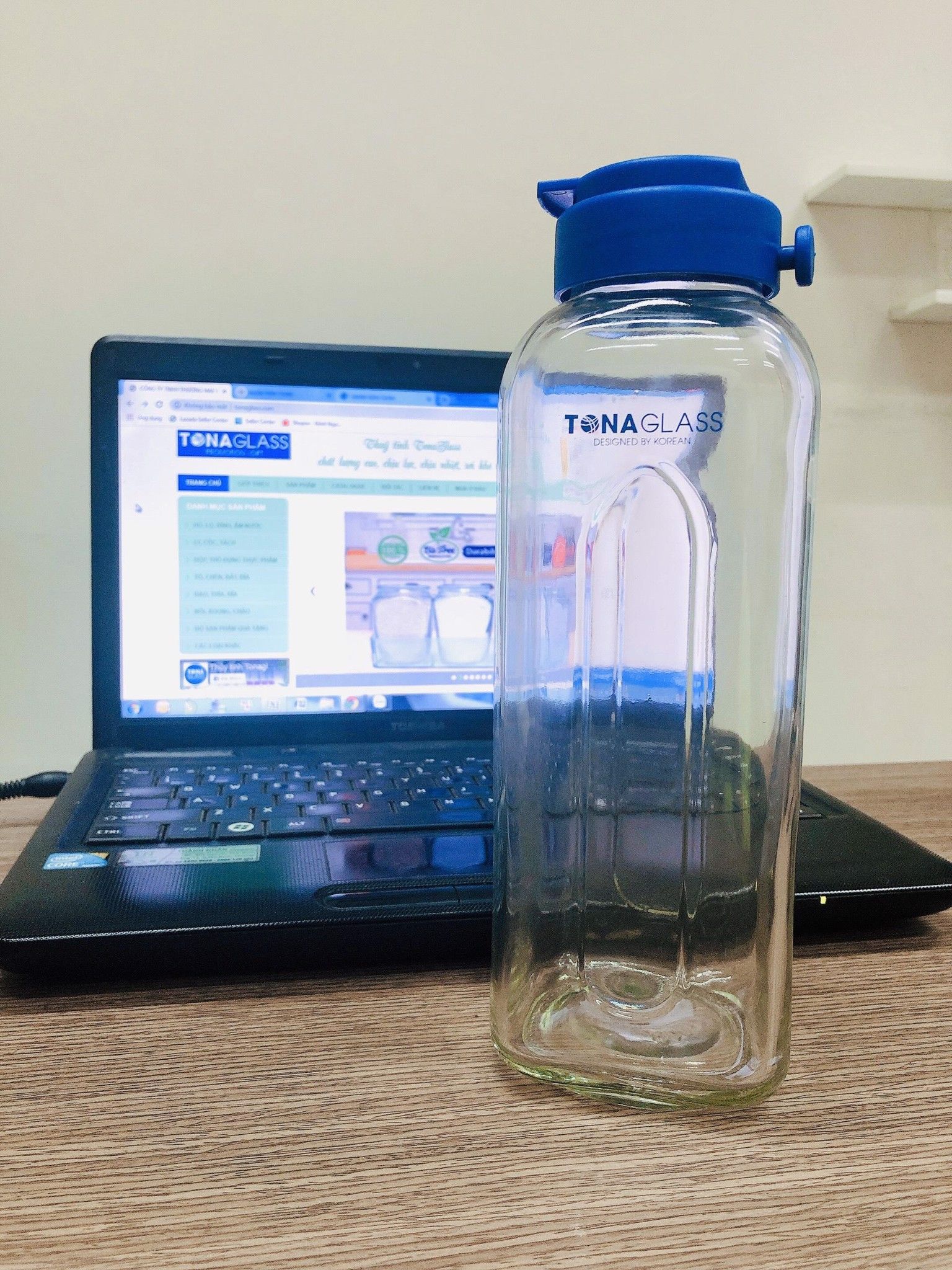 Bình nước thủy tinh Tonaglass dung tích 1000ml nắp nhựa cao cấp.