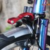 Giá lắp đèn camera đế chân GoPro gắn ở phanh trước khung xe đạp