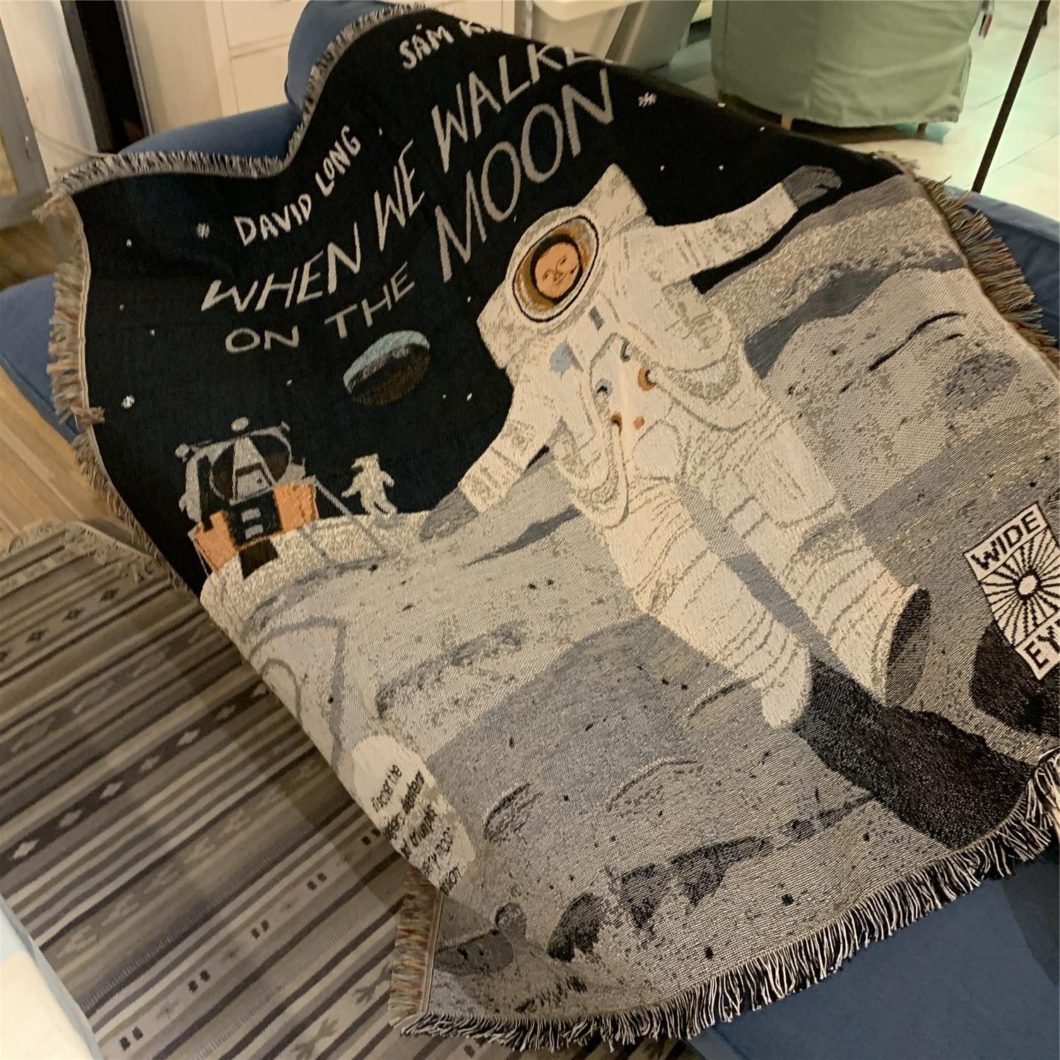 Thảm When we walked on the moon