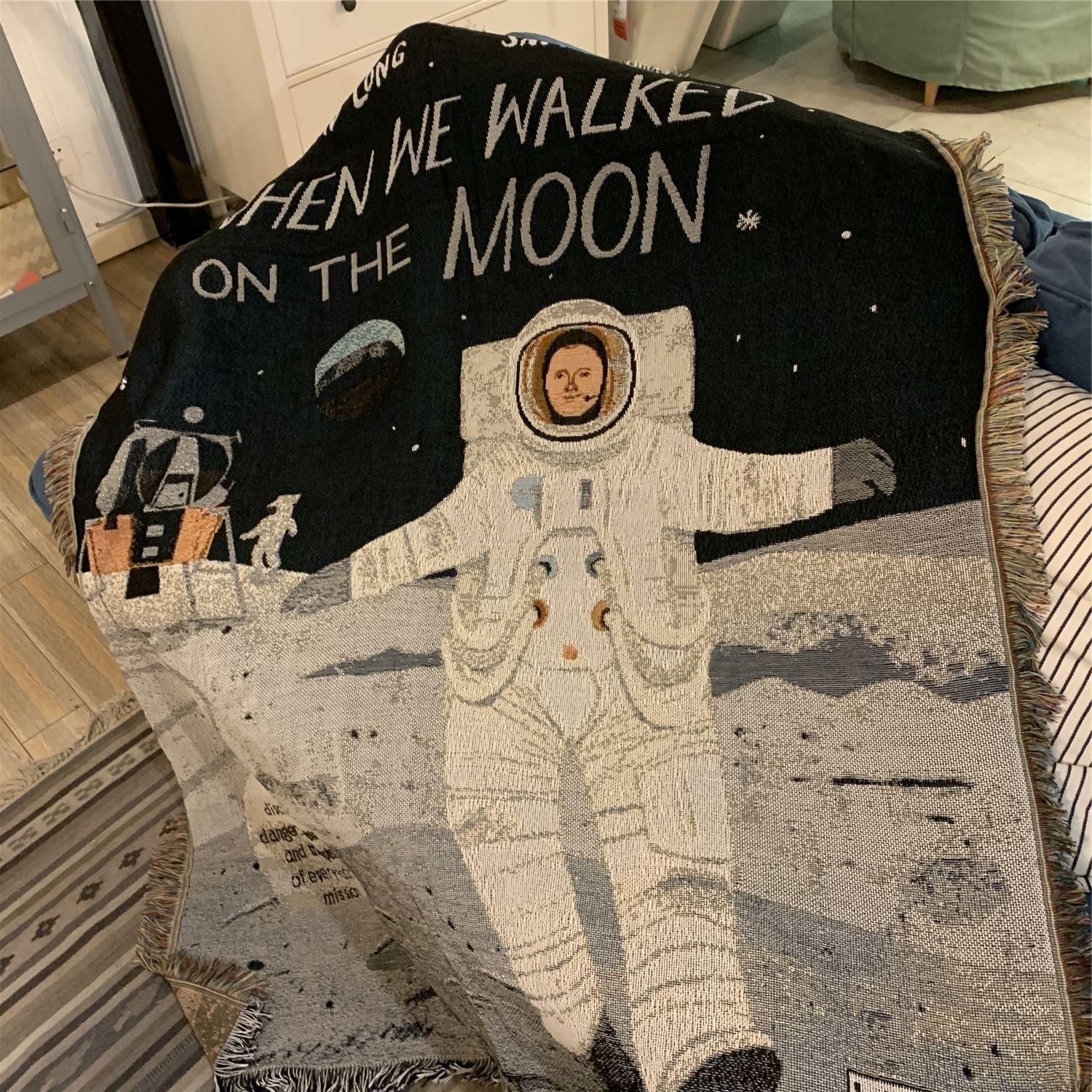 Thảm When we walked on the moon