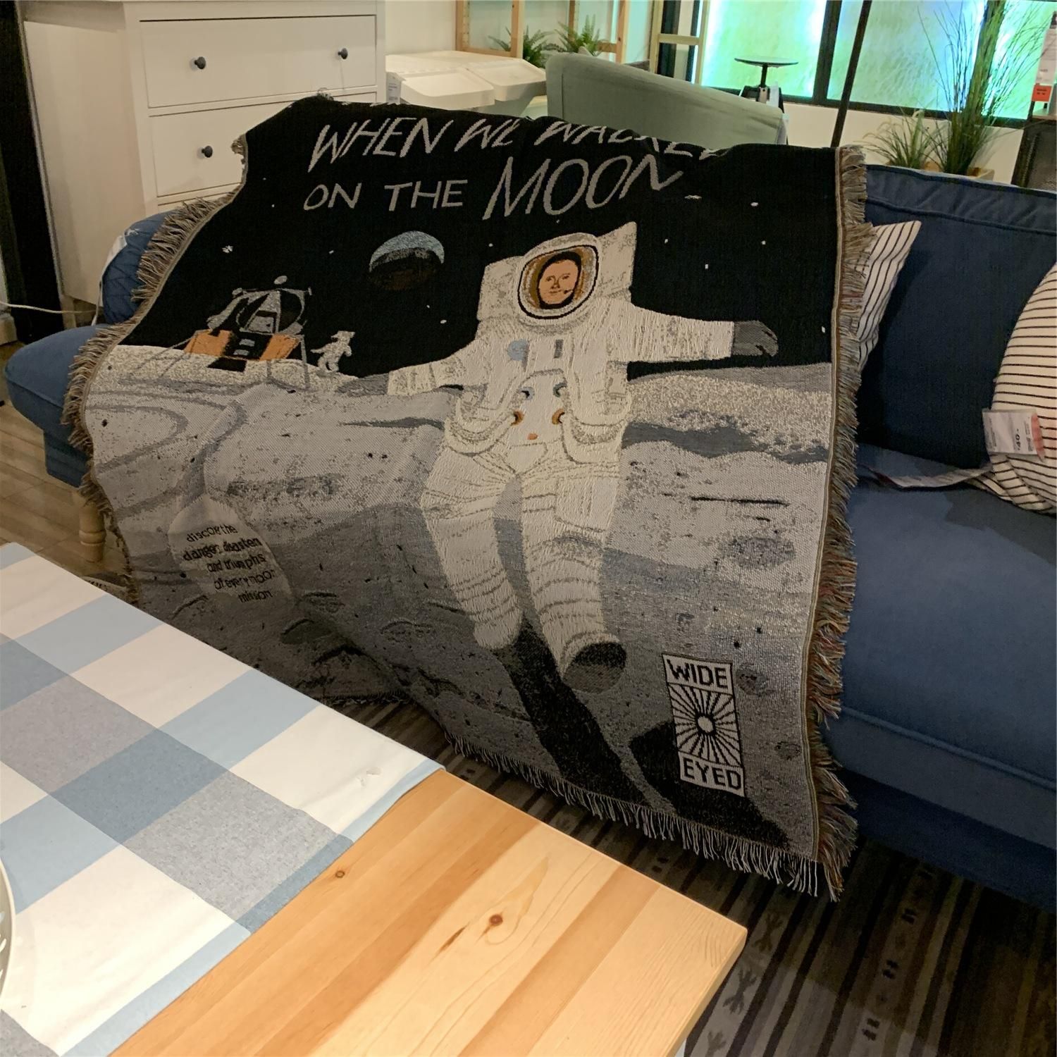 Thảm When we walked on the moon