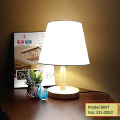 HT Đèn bàn trang trí thân gỗ, chao trắng, đế tròn (giá không bóng) B097 HTDBTR-011