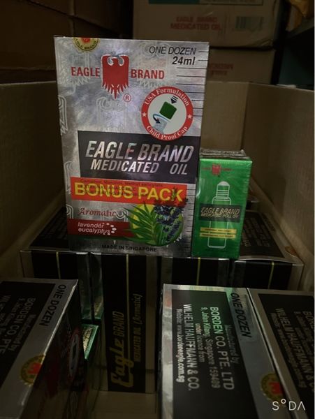 Dầu Gió Trắng Con Ó của Mỹ Eagle Brand Medicated Oil One Dozen (Lốc 24ml x12 chai Bonus 2 chai Dầu Xanh Lăn)