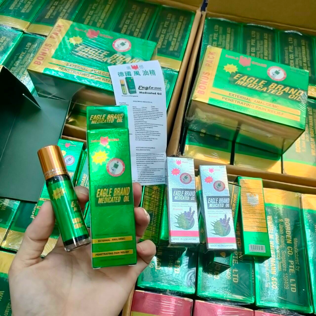 Dầu Gió Xanh Con Ó của Mỹ Eagle Brand Medicated Oil One Dozen (Lốc 24ml x12 chai Bonus 2 chai Dầu Xanh Lăn)