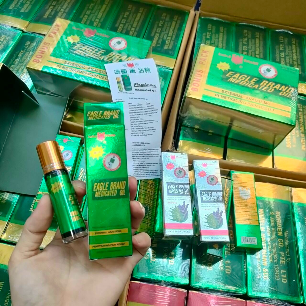  Dầu Gió Xanh Con Ó của Mỹ Eagle Brand Medicated Oil One Dozen (Lốc 24ml x12 chai Bonus 2 chai Dầu Xanh Lăn) 