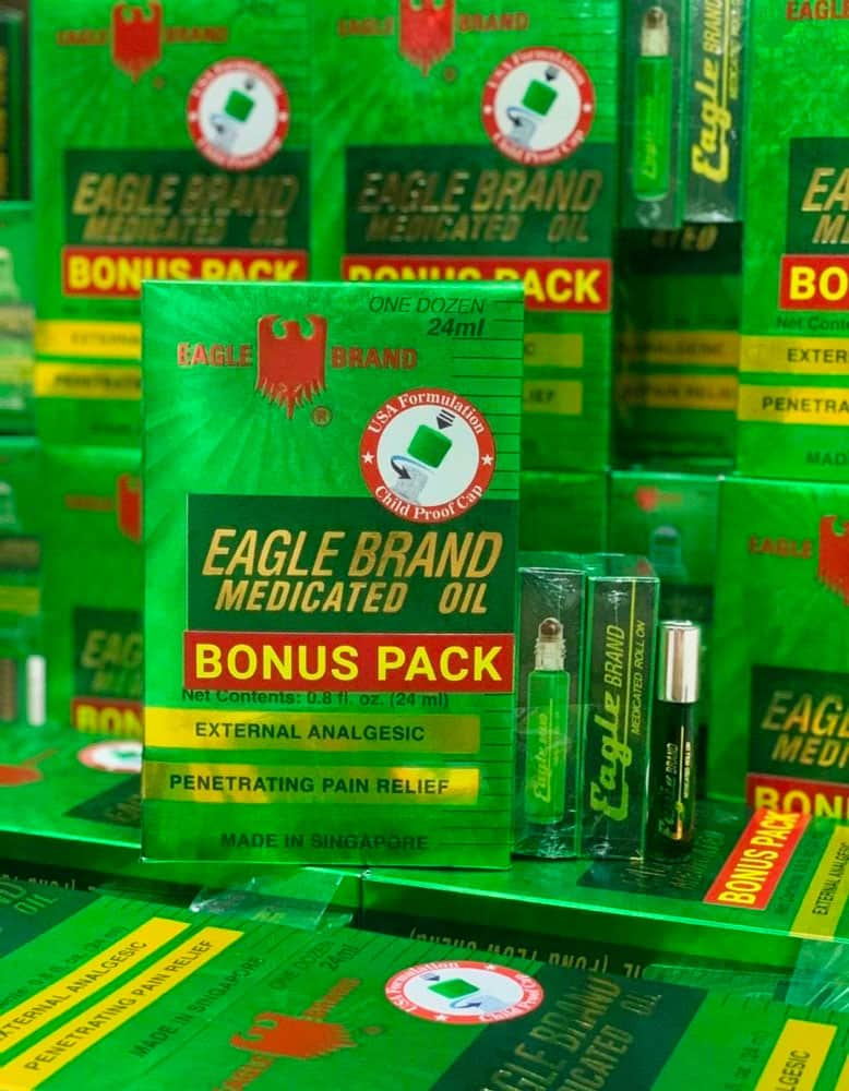 Dầu Gió Xanh Con Ó của Mỹ Eagle Brand Medicated Oil One Dozen (Lốc 24ml x12 chai Bonus 2 chai Dầu Xanh Lăn)