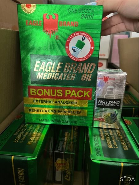 Dầu Gió Xanh Con Ó của Mỹ Eagle Brand Medicated Oil One Dozen (Lốc 24ml x12 chai Bonus 2 chai Dầu Xanh Lăn)