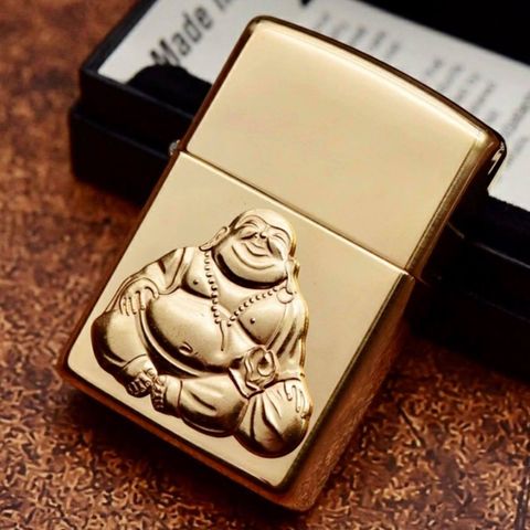 BẬT LỬA ZIPPO BRASS EMBLEM PHẬT DI LẶC MAY MẮN Z79