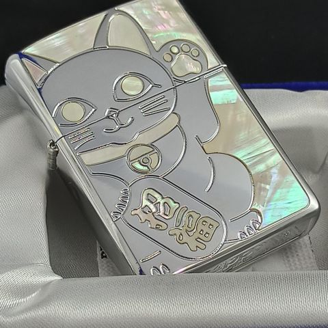 BẬT LỬA  ZIPPO USA XUẤT NHẬT KHẢM XÀ CỪ MÈO CHIÊU TÀI MAY MẮN MẠ BẠC BÓNG NỀN TRẮNG  - ZN94