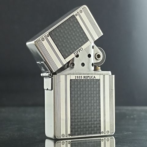 BẬT LỬA ZIPPO ỐP CARBON BẢN REPLICA1935 CÓ TRIỆN DẤU CARBON ĐẶC BIỆT HIẾM ZQH29