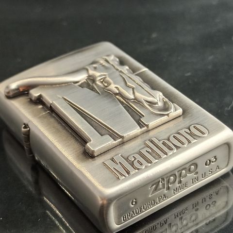 BẬT LỬA ZIPPO MARLBORO BIG M NĂM 2003 Z284