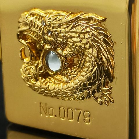 Bật Lửa Zippo Gold Plated Rồng Giữ Ngọc Đính Xoàn Bản Giới Hạn 1000 Chiếc Toàn Thế Giới, Limited Đuôi 79 ( THẦN TÀI ) đời XII La Mã năm 1996 ZL302