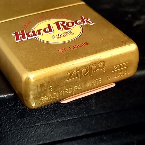 Bật Lửa Zippo Đồng Khối Chủ Đề Hard Rock Cafe Năm 1998 Đời XIV La Mã  ZL362