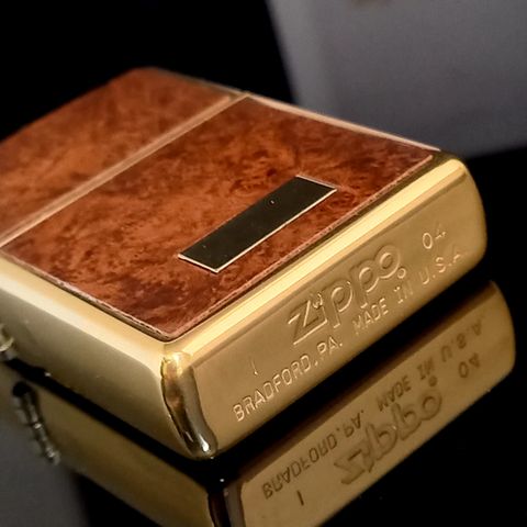 Bật Lửa Zippo Đồng Khối Mạ Vàng Vân Ốp Gỗ Đẹp Sang Trọng Năm 2004 ZN142
