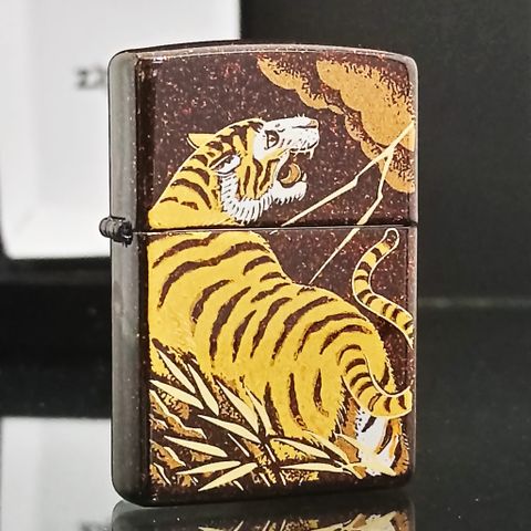 Bật Lửa Zippo Sơn Mài In Chủ Đề Hổ Gầm ZN146