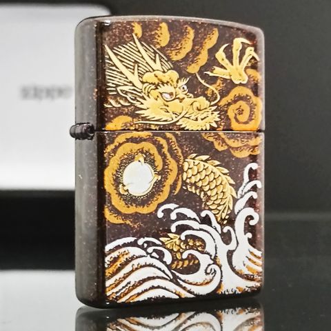 Bật Lửa Zippo Sơn Mài Đen In Chủ Đề Rồng Cầm Ngọc ZN149