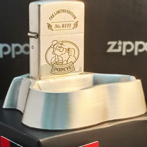 Set Bật Lửa Zippo Kèm Gạt Tàn Chủ Đề Popeye Cực Hiếm Gặp Bản Limited Chỉ Sản Xuất 1000 Chiếc Toàn Thế Giới Đời XII La Mã năm 1996 ZS59