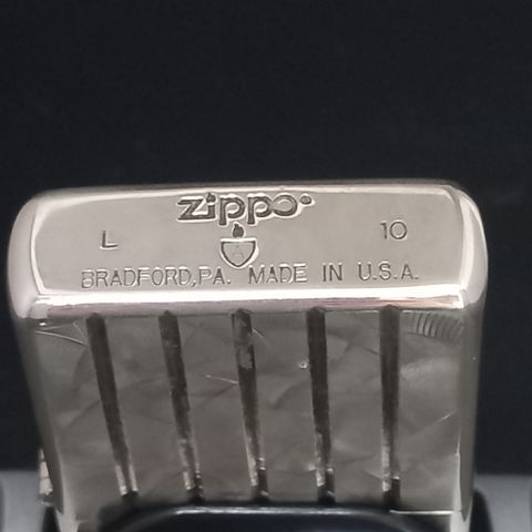 Bật Lửa Zippo Armor Mạ Bạc Vân Sọc Hiếm Gặp Năm 2010 ZQHU77