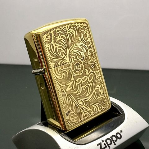 Bật Lửa Zippo Armor Đồng Nguyên Khối Hoa Văn Venetian Logo Zippo Chữ Xéo ZKB95