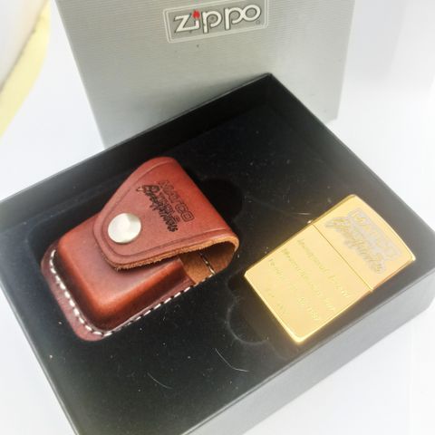 Bộ Bật Lửa Zippo Mạ Vàng Gold Plated Bản Kỷ Niệm SX Giới Hạn 5000 Bộ Toàn Cầu Kèm Bao Da Cực Hiếm Gặp  Đời XIII La Mã Sản Xuất Năm 1997 ZS89