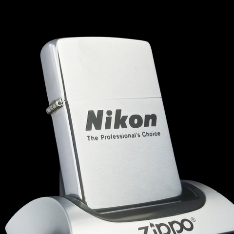 Bật Lửa Zippo Cổ Đồng Khối Mạ Chrome Phay Xước Khắc Ắn Mòn Phủ Sơn Chủ Đề Nikon Hiếm Gặp, Đời 4 Vạch Sắc Năm 1978 ZC355