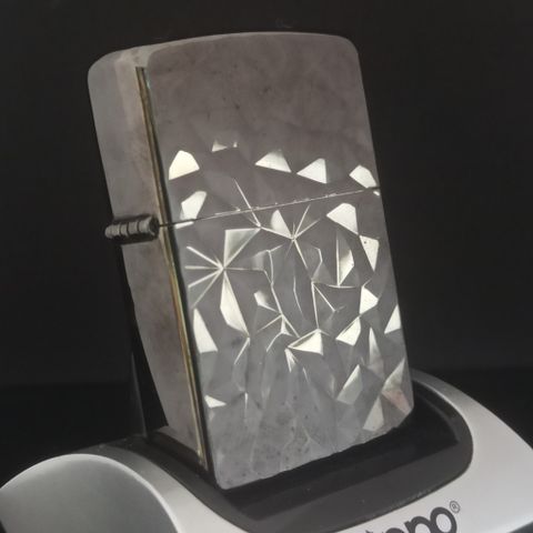 Zippo Mạ Titanium Vân Kim Cương 3D Giá Thanh Lý Đã Qua Sử Dụng Năm 2011 C50