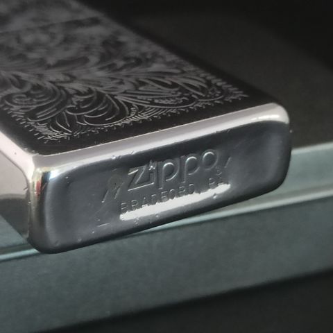 Zippo Slim Cổ Hoa Văn Giá Thanh Lý Đã Qua Sử Dụng Đời 3 Vạch Sắc SX 1979 C9