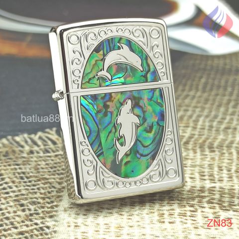 BẬT LỬA ZIPPO MẠ BẠC HOA VĂN KHẢM XÀ CỪ (KHẢM TRAI) CÁ HEO ZN83