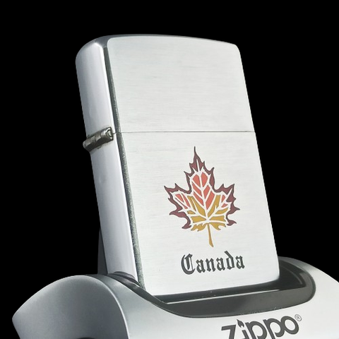 Bật Lửa Zippo Canada Khắc Ăn Mòn Phủ Sơn Lá Phong Canada Hiếm Gặp Đời Mộc Đáy 3 Hàng Chữ Giai Đoạn Từ Năm 1976 - 1983 ZQH87