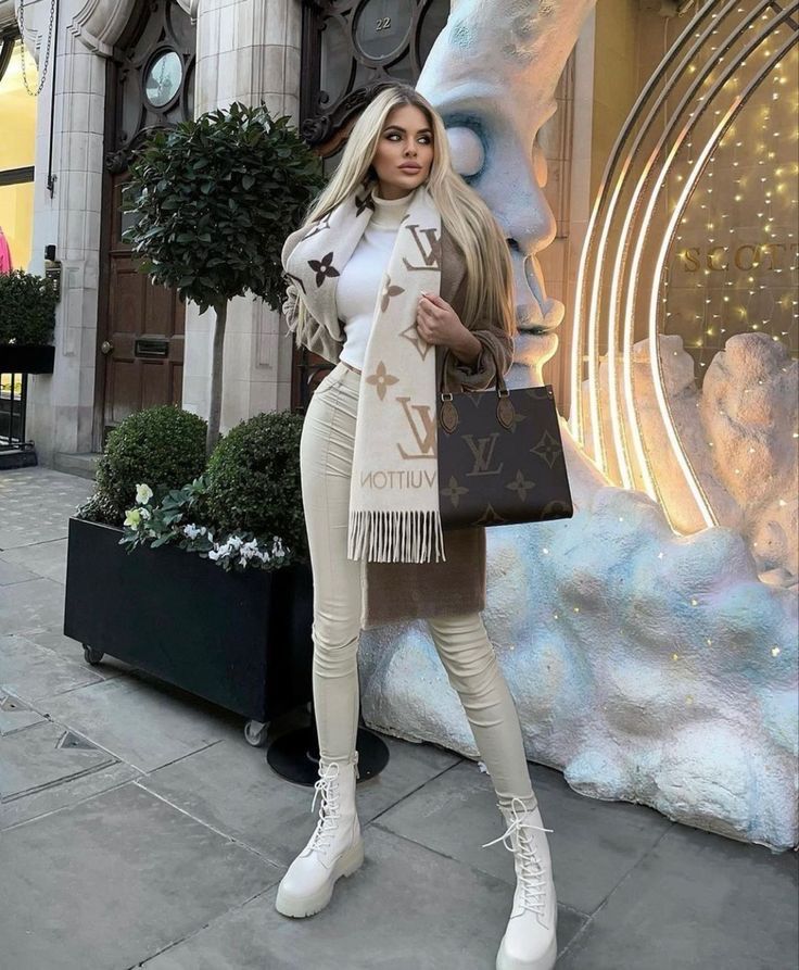 KHĂN QUÀNG LOUIS VUITTON LV ESSENTIAL MONOGRAM (BEIGE)