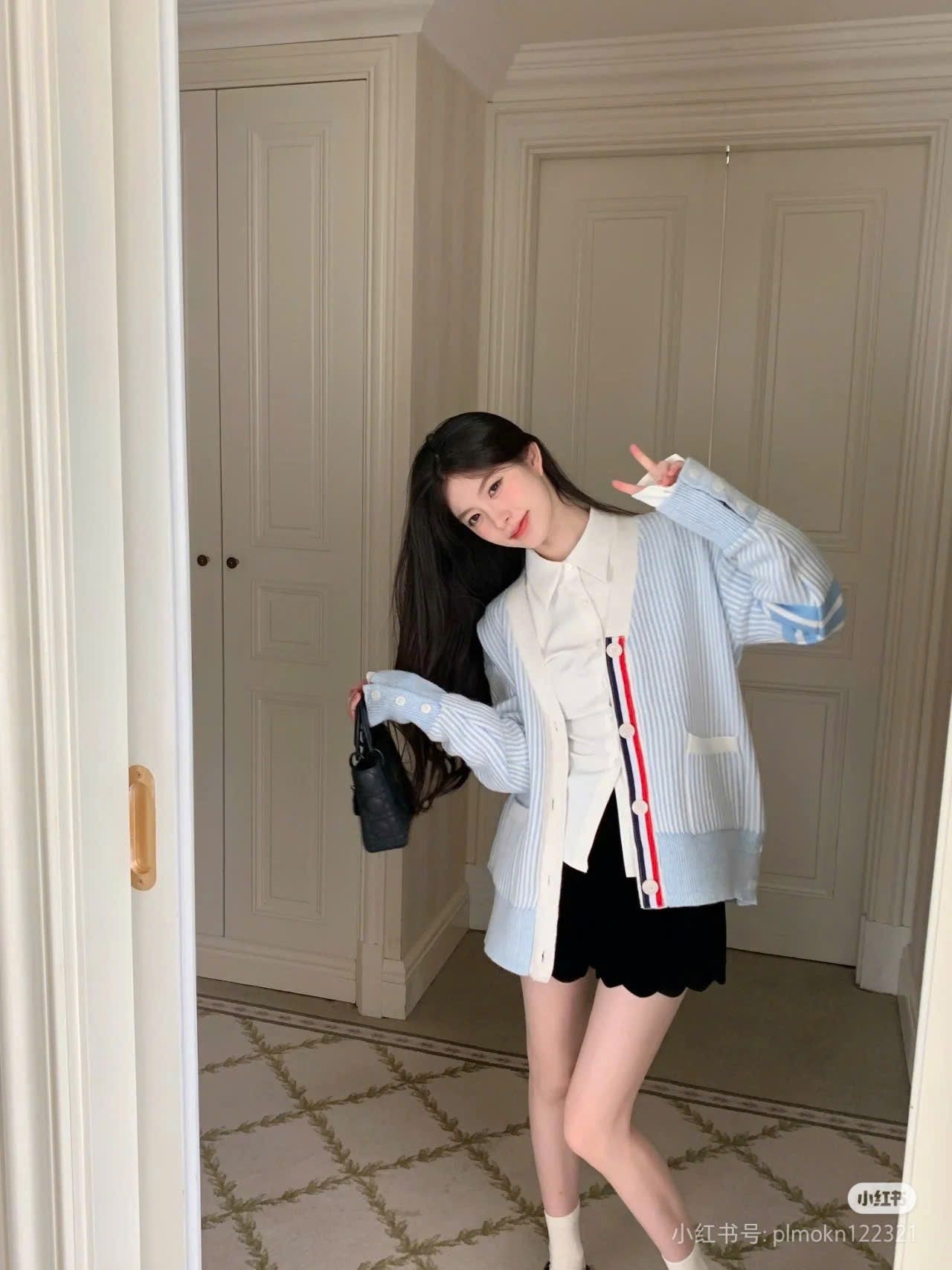 ÁO CARDIGAN THOM BROWNE TB STRIPE (BABY BLUE)
