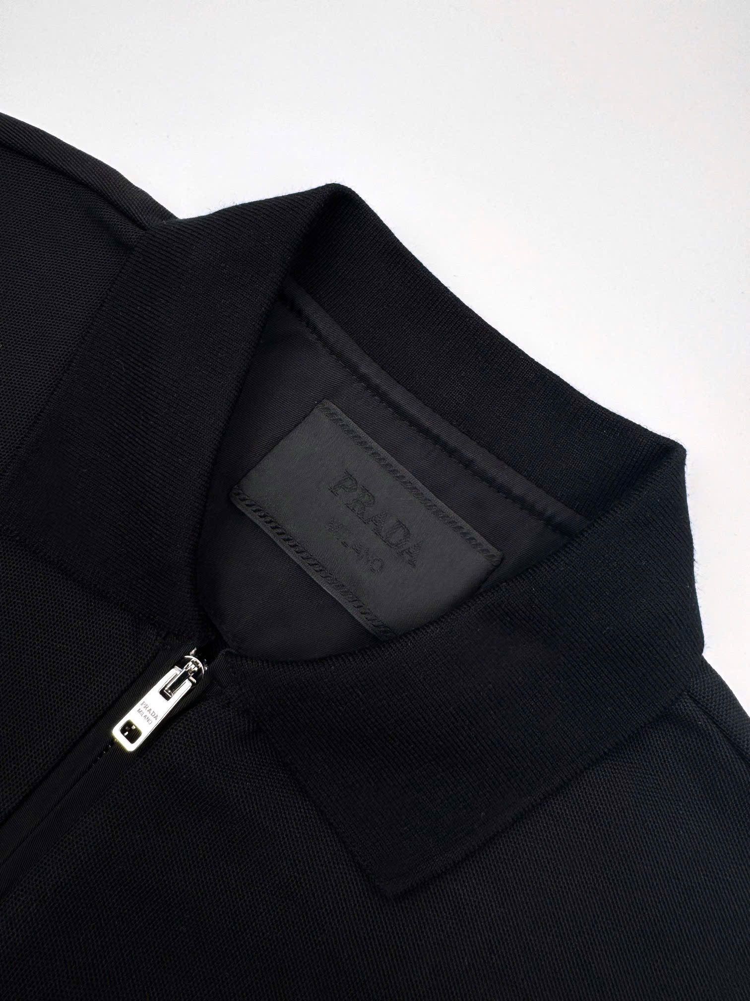 ÁO POLO PRADA RE-NYLON TRIANGLE LOGO (BLACK)
