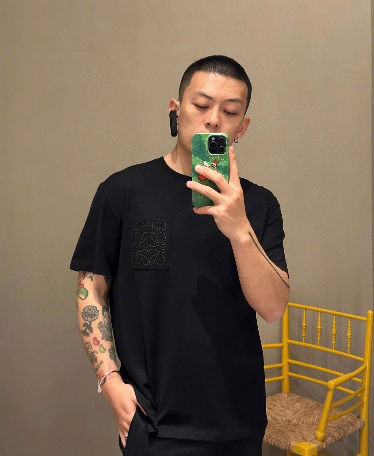 ÁO THUN LOEWE PATCH POCKET ANAGRAM (BLACK)
