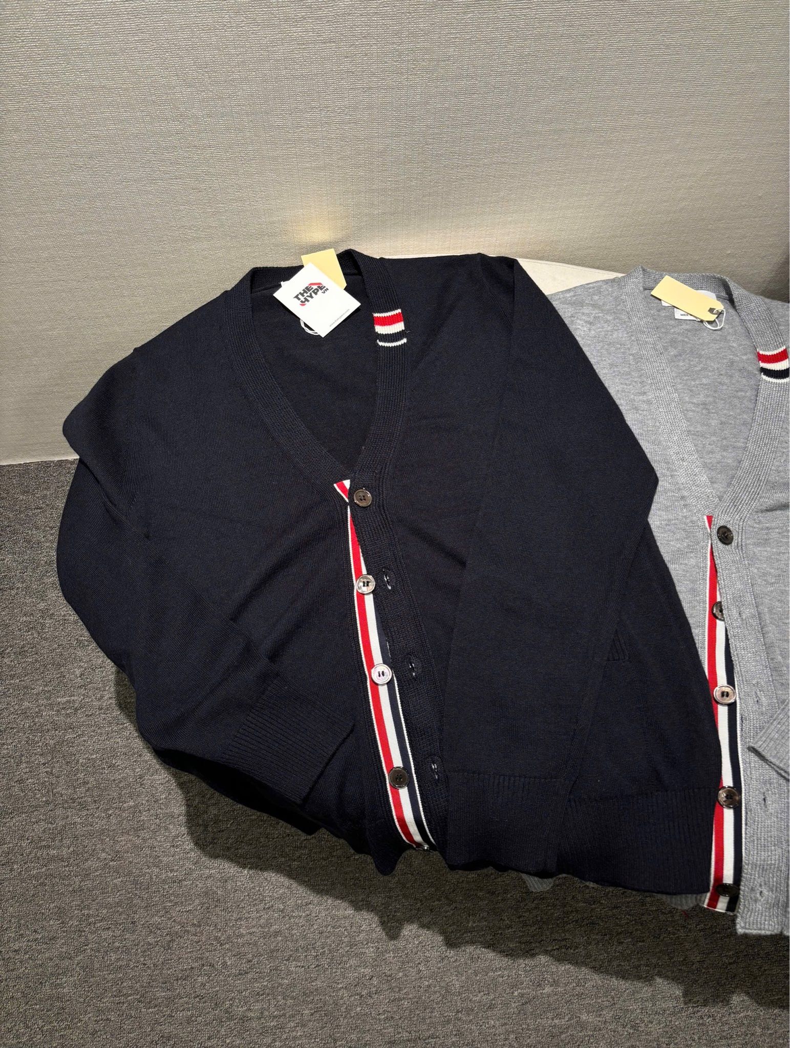 ÁO CARDIGAN THOM BROWNE TB LOGO NECK (GREY)