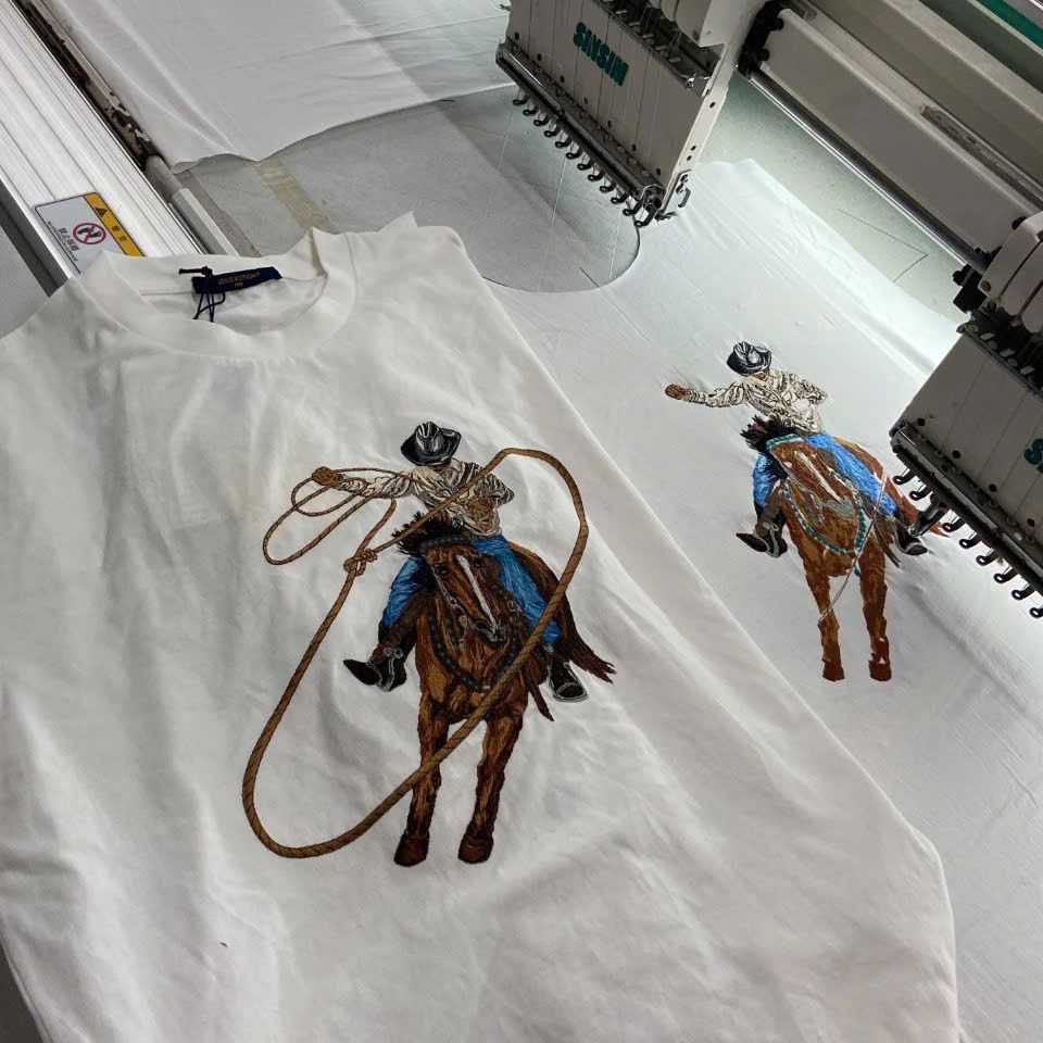 ÁO THUN LOUIS VUITTON LV COWBOY LASSO (WHITE)