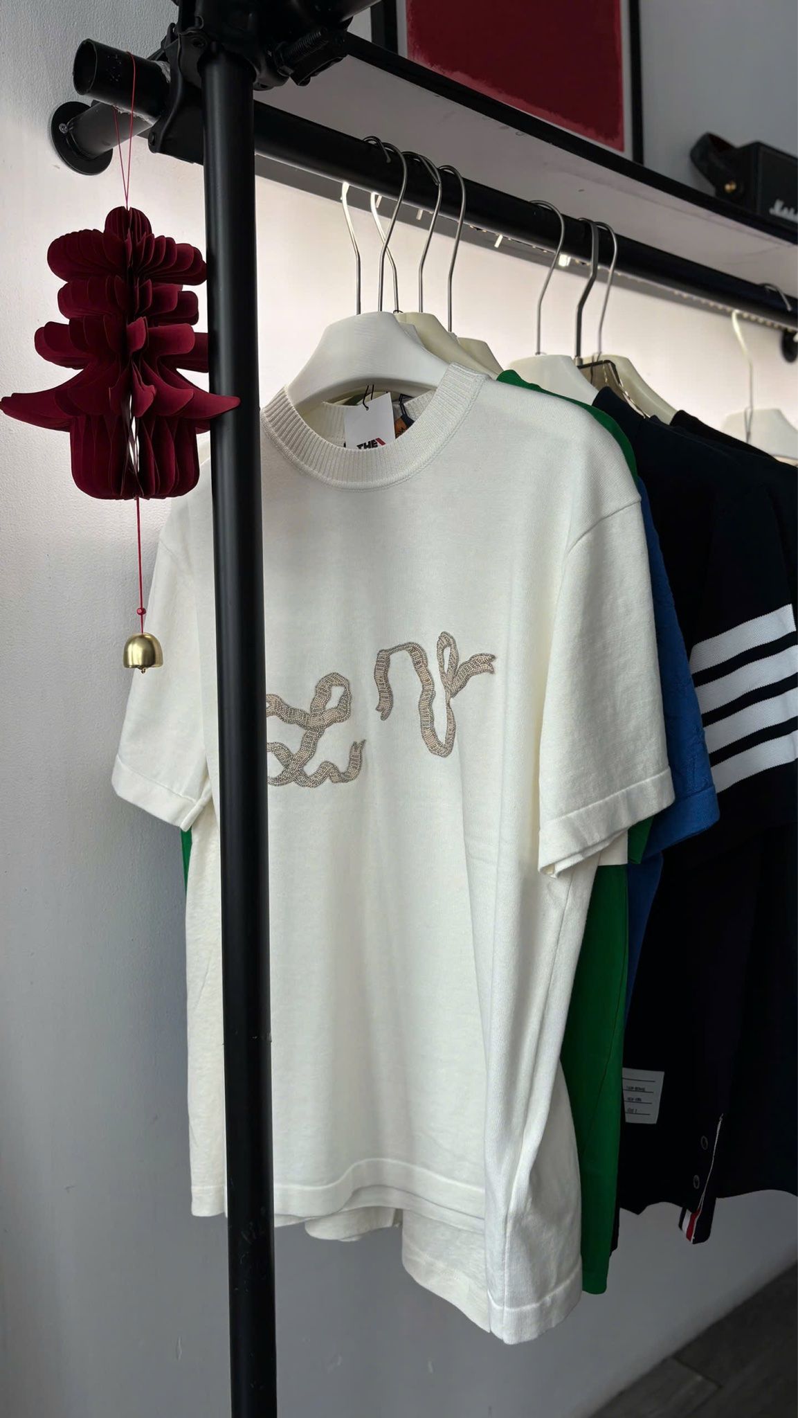 ÁO THUN LOUIS VUITTON LV EMBELLISHED SNAKE RIBBON (CREAM)